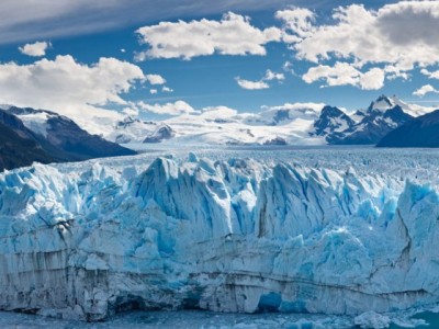 Об огромной трещине в древнейших ледниках Арктики сообщили ученые