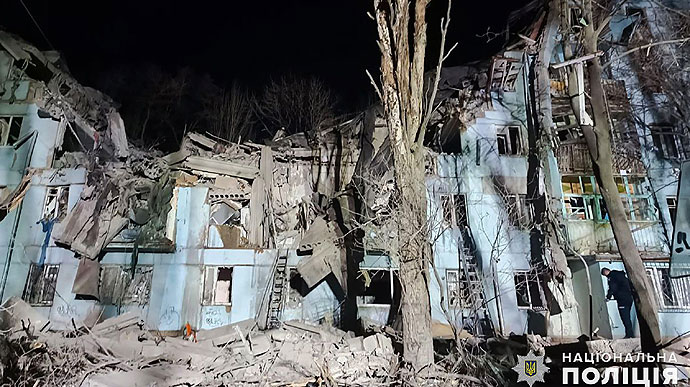 росіяни вночі обстріляли Запоріжжя: влучили в будинок і вбили щонайменше 3 людей