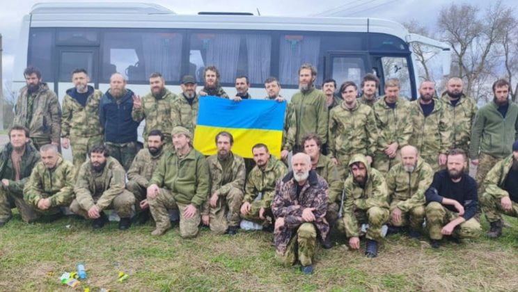 Великодній обмін: 130 українських полонених повернулися додому
